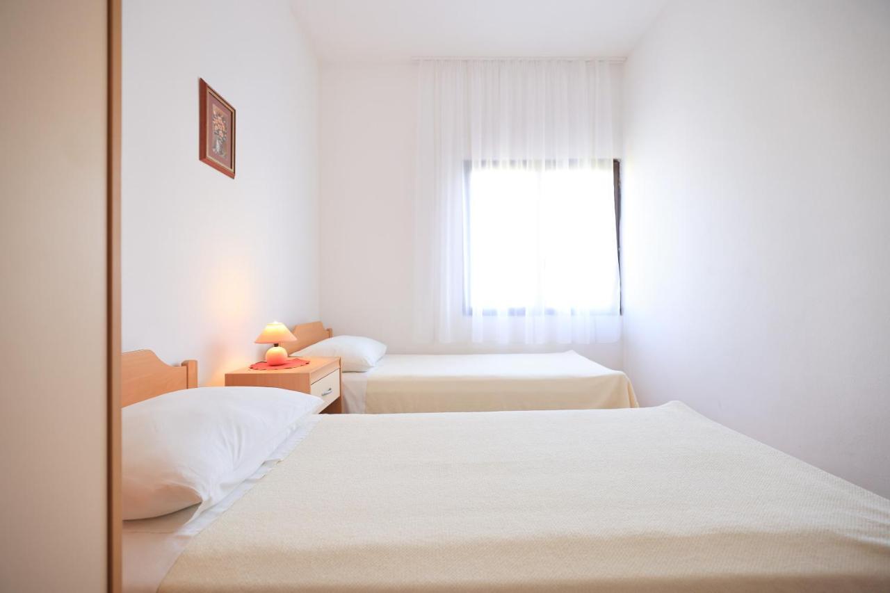 Apartments Ana Petrcane Bagian luar foto